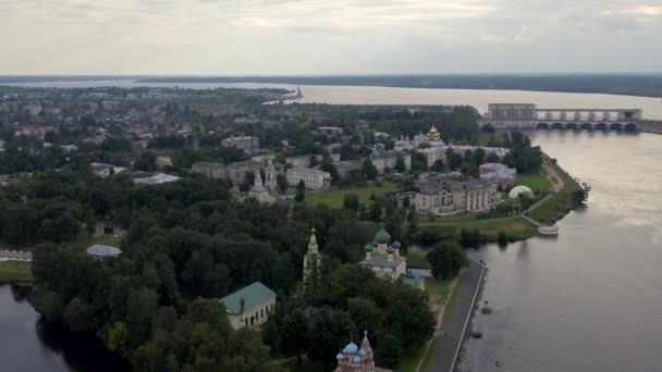 Uglich, Rusia. Uglich ciudad desde el aire, el Kremlin de Uglich, la principal atracción de la ciudad. 4K — Vídeos de Stock
