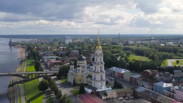 Rybinsk, Rusko - 16. srpna 2020: Rybinsk, Rusko. Rybinský most. Most přes řeku Volhu, který se nachází ve městě Rybinsk, oblast Jaroslavl. 4K — Stock video