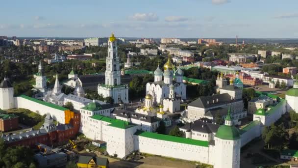 Sergiev Posad, 러시아. 트리니티 세르지오 라브라 (Trinity-Sergius Lavra) 는 오랜 역사를 가진 러시아 정교회의 가장 큰 남성 수도원이다. 세르지오 포사 드 (Sergiev Posad) 시 중심에 위치해 있다. 손전등. 4K — 비디오