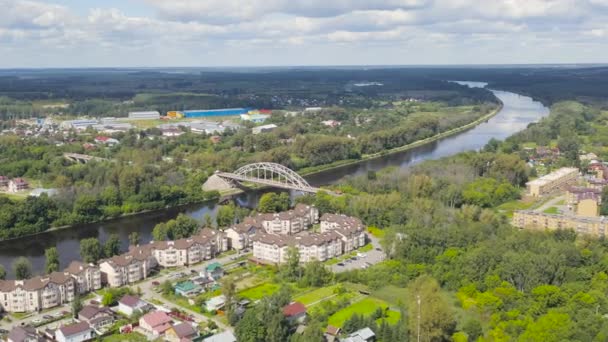 Dmitrov, Rusya. Kanal üzerindeki köprüye Moskova 'nın adı verildi. Moskova nehrini Volga 'ya bağlayan kanal. 4K — Stok video