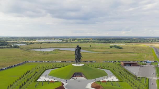 Rzjevitsj, Rusland. Het gedenkteken van Rzjevitsj aan de Sovjet-soldaat is gewijd aan de nagedachtenis van Sovjet-soldaten die omkwamen in gevechten bij Rzjevitsj in 1942-1943. 4K — Stockvideo