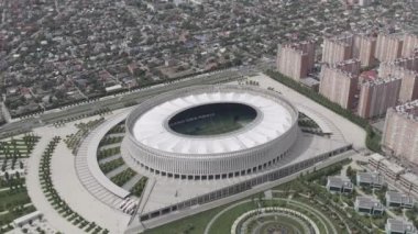 Krasnodar, Rusya. Krasnodar - Krasnodar şehrindeki isimsiz kulübün futbol stadyumu. Halk Parkı Krasnodar (Galitsky Parkı). Yaz havası manzarası. 4K