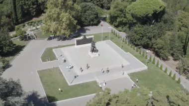 Yalta, Kırım. Yalta 'daki Livadia Sarayı' nın parkında, İmparator 'un anıtı olan III. Alexander anıtı 2017 yılında açıldı. 4K