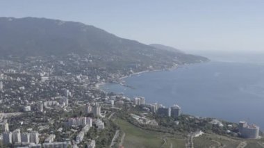 Yalta, Kırım. Güneşli bir havada şehrin manzarası. Sur ve liman. 4K