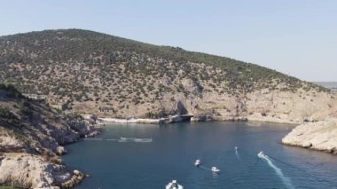 Sivastopol, Kırım. Balaklava Körfezi 'ne yat ve eğlence tekneleriyle giriyorlar. 4K