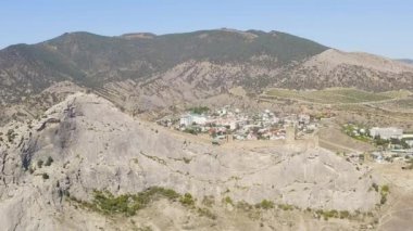 Sudak, Kırım. Sudak 'taki Ceneviz kalesi. 30 hektarın üzerinde bir alana sahip ortaçağ kalesi. Karadeniz kıyısında. 4K