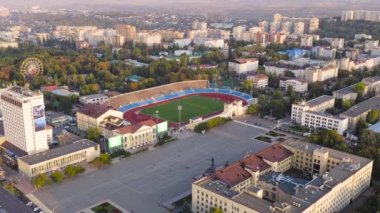 Stavropol, Rusya. Lenin Meydanı. Dinamo Stadyumu. Gün batımı zamanı. 4K