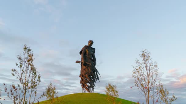 Rzjev, Russland. Rzjev-minnesmerket til den sovjetiske soldaten. Overgangen fra solnedgang til natt. Belysningen av monumentet skrus på. 4K – stockvideo
