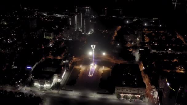 Rostov-on-Don, Rosja. Stele do Wyzwolicieli Rostowa. Plac teatru. Widok nocy. 4K — Wideo stockowe