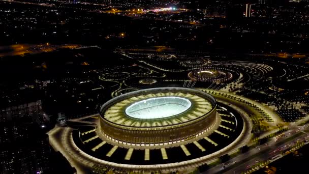 Krasnodar, Rusia. Krasnodar - estadio de fútbol del club homónimo en la ciudad de Krasnodar. Parque Público Krasnodar (Parque Galitsky). Noche. 4K — Vídeo de stock