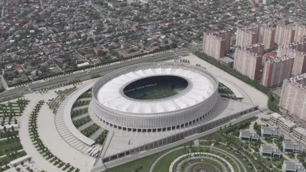 Krasnodar, Rússia. Krasnodar - estádio de futebol do clube homônimo na cidade de Krasnodar. Parque Público Krasnodar (Parque Galitsky). Vista aérea de verão. 4K — Vídeo de Stock