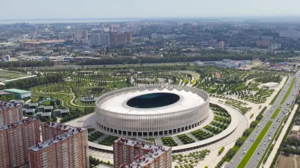 克拉斯诺达尔（Krasnodar），俄罗斯克拉斯诺达尔，克拉斯诺达尔市同名俱乐部的足球场。Krasnodar公共公园（Galitsky公园） 。夏季航景。4K — 图库视频影像