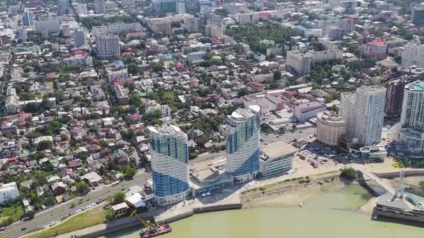 Krasnodar, Rusya. Kubanskaya seti üzerinde yeni yerleşim yerleri. Kuban Nehri. Yazın şehir üzerinde uçuyorum. 4K — Stok video