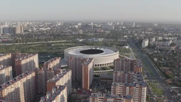 Krasnodar, Rusya - 29 Ağustos 2020: Krasnodar Stadyumu, Krasnodar Parkı 'nda bulunan bir futbol stadyumu. Gün batımı zamanı... 4K — Stok video
