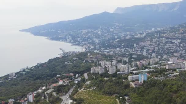 Yalta, Crimeia. Panorama da cidade em tempo ensolarado. Embankment e porto. 4K — Vídeo de Stock