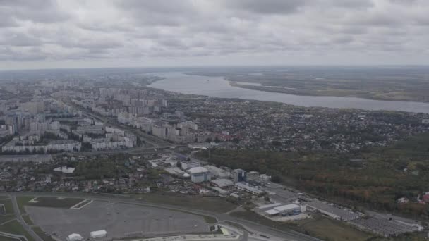 Samara, Rusland. Samara Arena Stadion. Herfst wolken. 4K — Stockvideo