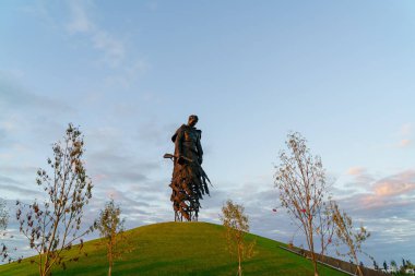 Rzhev, Rusya - 20 Ağustos 2020: Rzhev Anıtı, 1942-1943 yılları arasında Rzhev yakınlarında ölen Sovyet askerlerinin anısına adanmıştır. Gün batımı