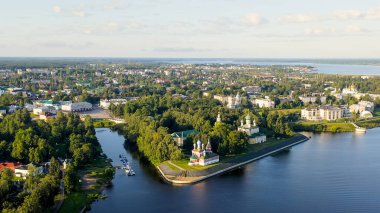 Uglich, Rusya - 16 Ağustos 2020: Havadan Uglich şehri, Uglich Kremlin, şehrin ana ilgi odağı. Sabahın erken saatlerinde, Hava Görüntüsü  