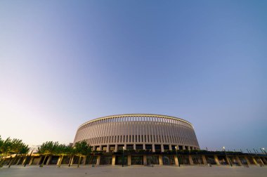 Krasnodar, Rusya - 26 Ağustos 2020: Krasnodar - Krasnodar şehrindeki bir futbol stadyumu. Akşam vakti.