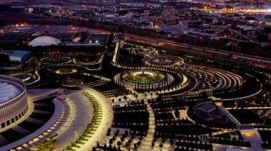 Krasnodar, Rusya - 29 Ağustos 2020: Krasnodar Stadyumu, Krasnodar Parkı 'nda bulunan bir futbol stadyumu. Şehir ışıkları, hava manzarası.  
