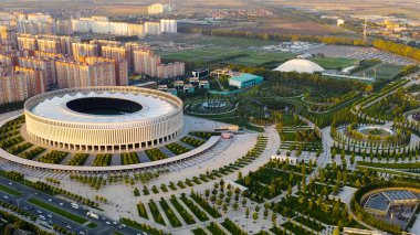 Krasnodar, Rusya - 29 Ağustos 2020: Krasnodar Stadyumu, Krasnodar Parkı 'nda bulunan bir futbol stadyumu. Gün batımı zamanı, Hava Görüntüsü  