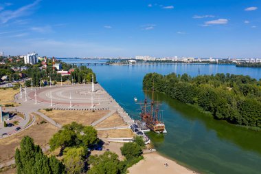 Voronezh, Rusya - 23 Ağustos 2020: Deniz Kuvvetleri Meydanı. Voronezh Nehri Embank