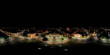 Voronezh, Rusya - 23 Ağustos 2020: Voronezh bölgesi hükümeti, Lenin Meydanı, Voronezh Devlet Operası ve Bale Tiyatrosu, Bilim Kütüphanesi, Voronezh Oteli. Gece panoraması. Panorama 360