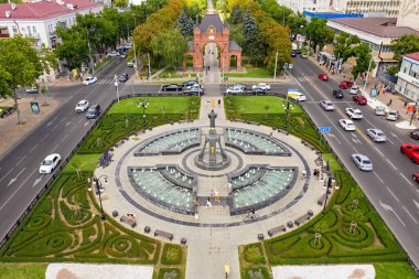 Krasnodar, Rusya - 27 Ağustos 2020: Kutsal Büyük Şehit Catherine Anıtı. Şehrin yaz havası manzarası. Kızıl Cadde (Krasnaya)