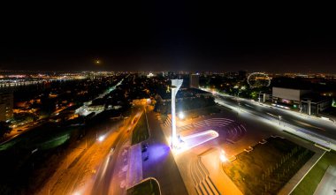 Rostov-on-Don, Rusya - 26 Ağustos 2020: Rostov 'un Kurtarıcılarına. Tiyatro meydanı. Gece hava görüntüsü