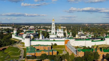 Sergiev Posad, Rusya. Trinity-Sergius Lavra, Rus Ortodoks Kilisesi 'nin en büyük erkek manastırıdır. Sergiev Posad şehrinin merkezinde yer almaktadır. Gün batımı ışığı, Hava Görünümü  
