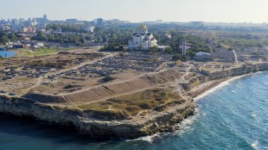 Sivastopol, Kırım. Chersonesos 'taki the the the the the the the Hughmirsky Cathedral. Chersonesus Tauric - Kırım kıyısındaki Herkül yarımadasında antik Yunanlılar tarafından kurulmuş, Aerial View  