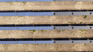 Rusya, Stavropol Bölgesi. Güneşli bir günde güneş enerjisi santrali, Hava Görüntüsü, vurulma vakası.  