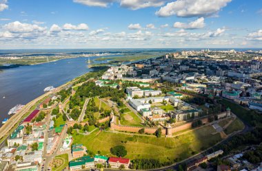 Nizhny Novgorod, Rusya. Kremlin 'in havadaki panoraması. Seddin ve Volga nehrinin manzarası. Şehir merkezi