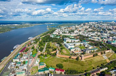Nizhny Novgorod, Rusya. Kremlin 'in havadaki panoraması. Seddin ve Volga nehrinin manzarası. Şehir merkezi