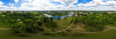 Rzhev, Rusya. Şehir merkezinin Panorama 360 'ı. Volga ve setin havadan görünüşü