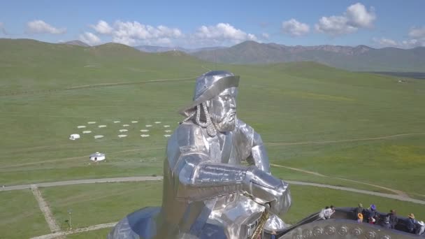 Paardenstandbeeld van Genghis Khan bij zonnig weer. Mongolië, Ulaanbaatar. 4K — Stockvideo