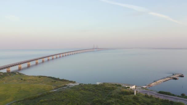 Pont d'Oresund. Un long pont tunnel avec une île artificielle entre la Suède et le Danemark.. 4K — Video