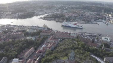 Göteborg, İsveç. StenaLine feribotu nehir boyunca geçiyor. Şehrin panoraması ve Goeta Elv nehri. 4K