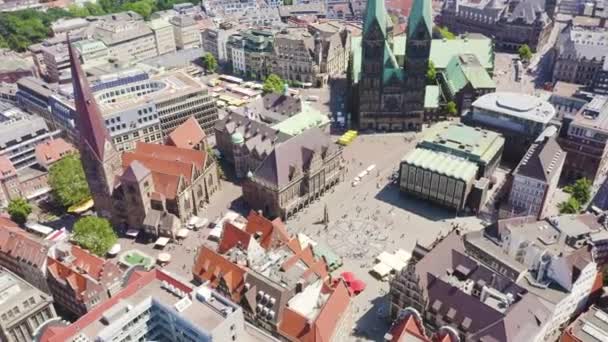 Bremen, Alemania. Plaza del Mercado de Bremen (Bremer Marktplatz), Catedral de Bremen (St. Petri Dom Bremen). Vista en vuelo. 4K — Vídeos de Stock