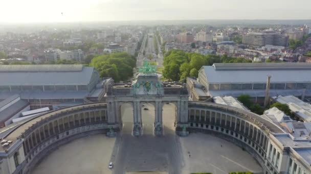 Bruselas, Bélgica. Parque del Cincuentenario. Park Senkantoner. El Arco del Triunfo de Bruselas (Puerta de Bruselas). 4K — Vídeo de stock
