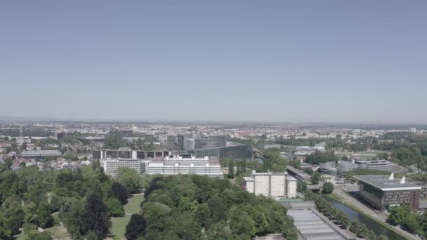 Estrasburgo, França. O complexo de edifícios é o Parlamento Europeu, o Tribunal Europeu dos Direitos do Homem, o Palácio da Europa. 4K — Vídeo de Stock