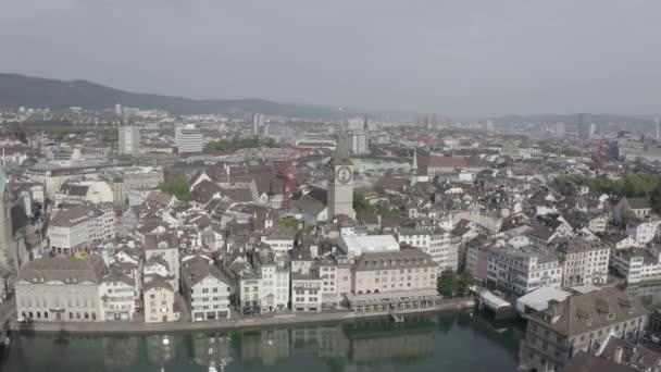 Zurich, Suiza. Panorama de la ciudad desde el aire. Iglesia de San Pedro. 4K — Vídeo de stock
