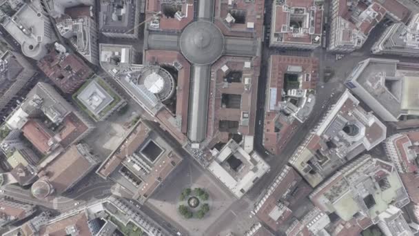 Milánó, Olaszország. Galéria Victor Emanuel II 1865-1877 építkezés éve. A város légi felvételeinek teteje. 4K — Stock videók