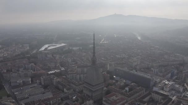 Турин, Италия. Полет над городом. Крот Антонеллиана - здание XIX века с куполом высотой 121 м и шпилем. 4K — стоковое видео