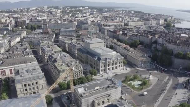 Ginebra, Suiza. Vuelo sobre la parte central de la ciudad. Gran Teatro de Ginebra. 4K — Vídeo de stock