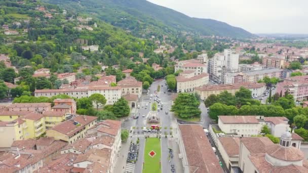 Dolly zoom. Brescia, Italien. Denkmal für Arnaldo da Brescia. Arnaldo-Platz — Stockvideo