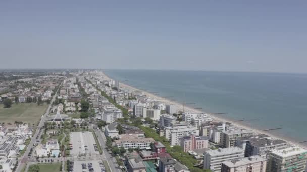 İtalya, Jesolo. Işık Evi Faro di Piave Vecchia. Lido di Jesolo, Venedik 'in Jesolo eyaletinde yer alan bir şehirdir. 4K — Stok video