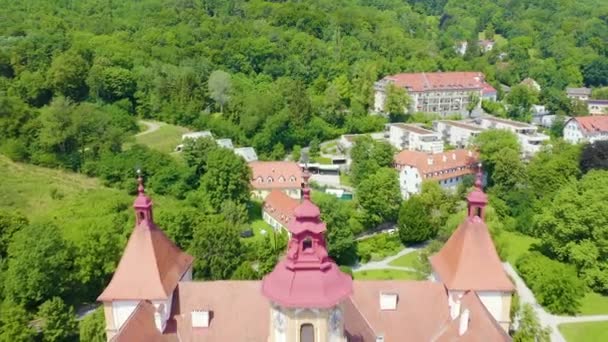 Graz, Rakousko. Eggenberský palác (Schloss Eggenberg) - největší aristokratická rezidence ve Štýrsku je zapsána na seznamu světového dědictví. Stavba byla dokončena v roce1646. 4K — Stock video