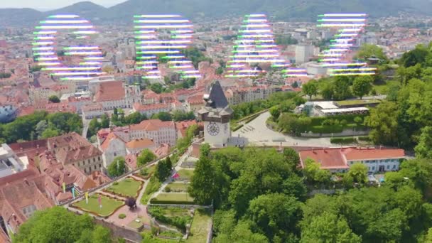 Graz, Österrike. Klocktornet i Graz. Den historiska stadskärnan flygfoto. Schlossberg (Slottskullen). 4K — Stockvideo