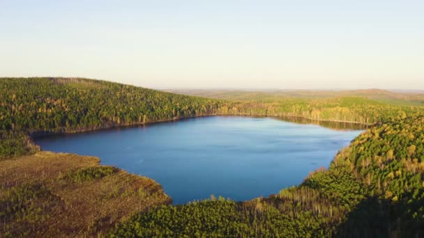 Yekaterinburg, Rusland. Lake Peschanoye (Sandy) is rechthoekig van vorm, omgeven door bos in de herfst. Zonsondergang tijd. 4K — Stockvideo